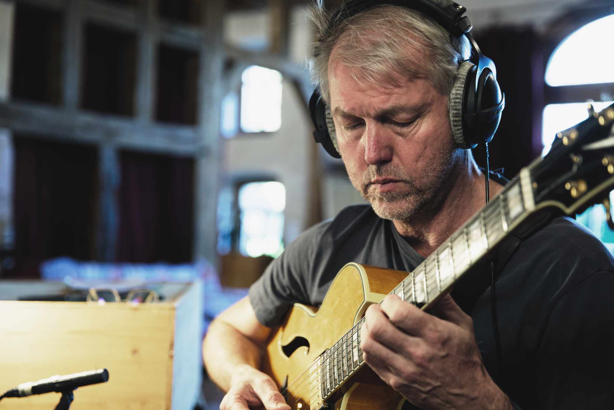 Jan Grüter mit Gitarre im Studio