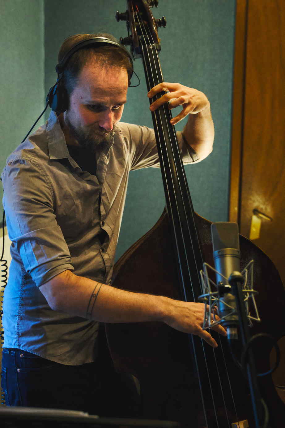 Michael Bohn am Kontrabass im Studio