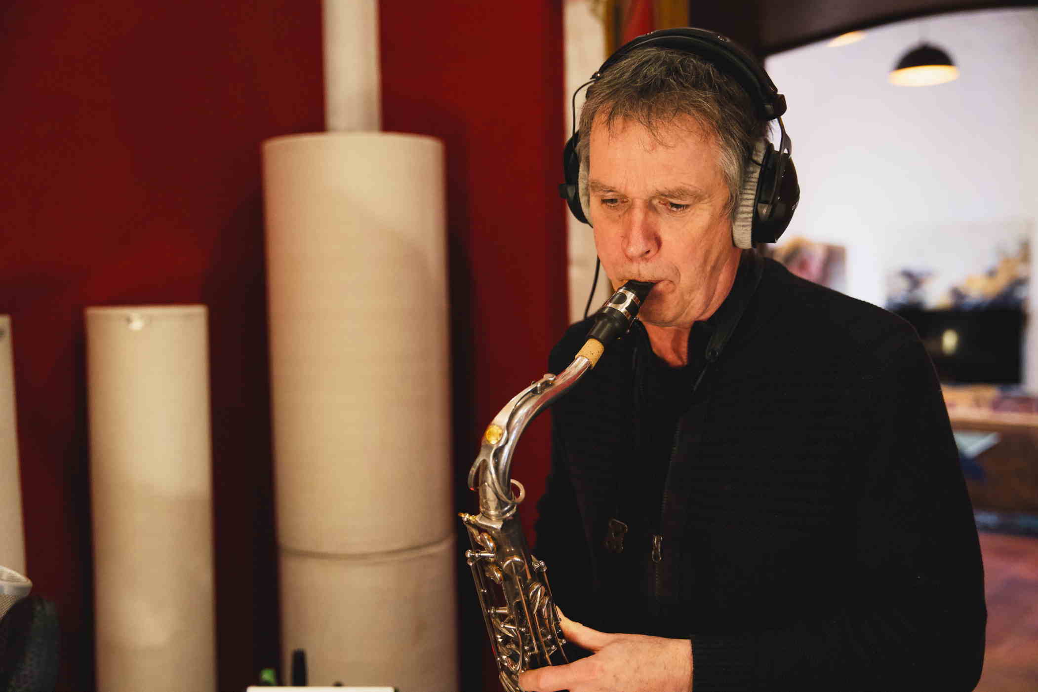 Peter Dahm mit Saxophon im Studio
